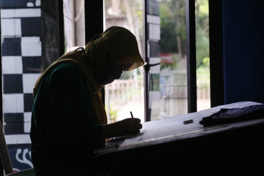 Menengok Pembuatan Batik Tulis Khas Tangerang