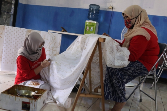 Menengok Pembuatan Batik Tulis Khas Tangerang