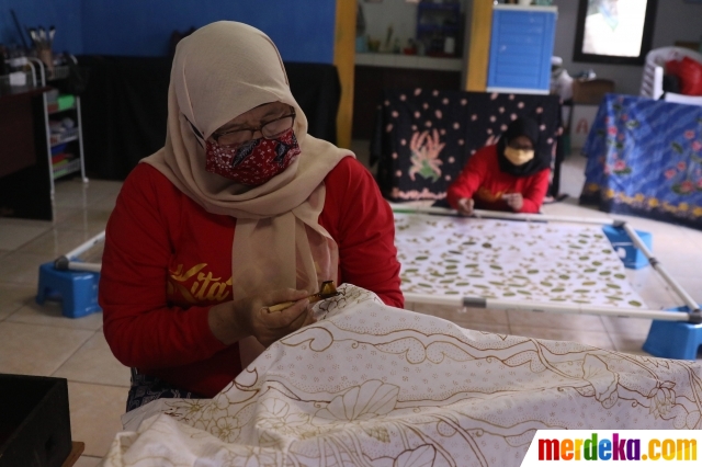 Foto Menengok Pembuatan Batik  Tulis Khas Tangerang  
