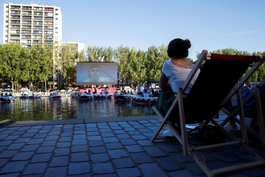 Menonton Film di Bioskop Terapung Paris