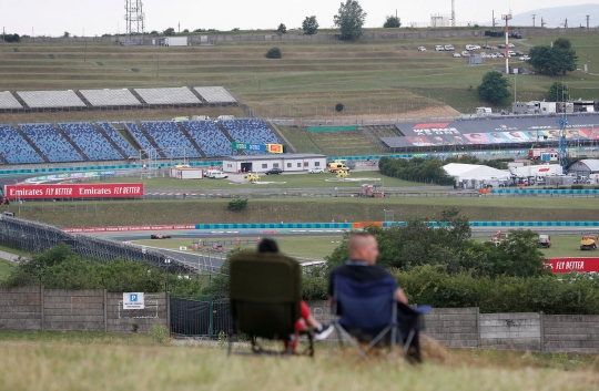 Antusiasme Penggemar F1 Nonton Balapan dari Atas Bukit