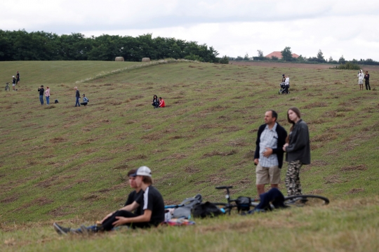 Antusiasme Penggemar F1 Nonton Balapan dari Atas Bukit