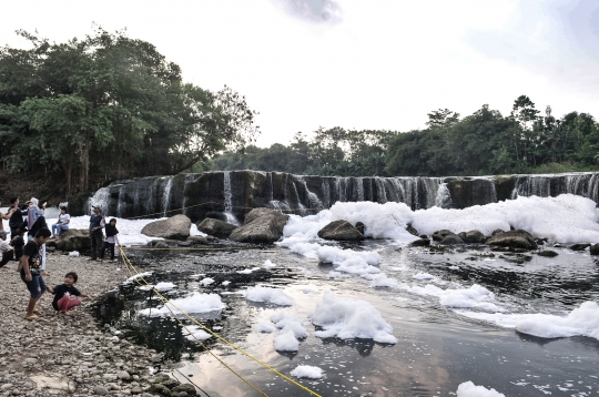 Keindahan Curug Parigi Bercampur Limbah Busa