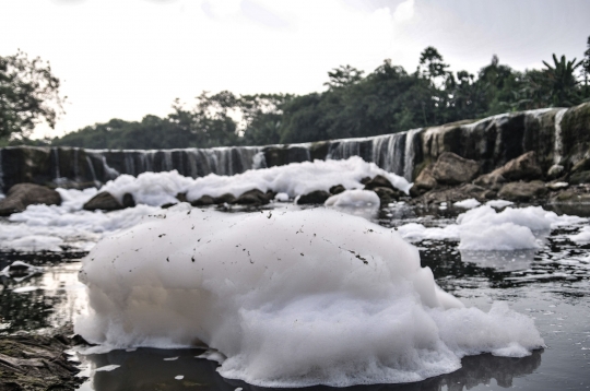 Keindahan Curug Parigi Bercampur Limbah Busa