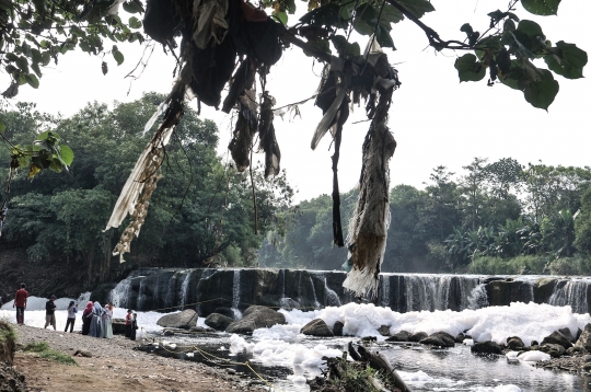 Keindahan Curug Parigi Bercampur Limbah Busa