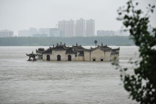 Penampakan Kuil Berusia 700 Tahun Nyaris Tenggelam di Wuhan