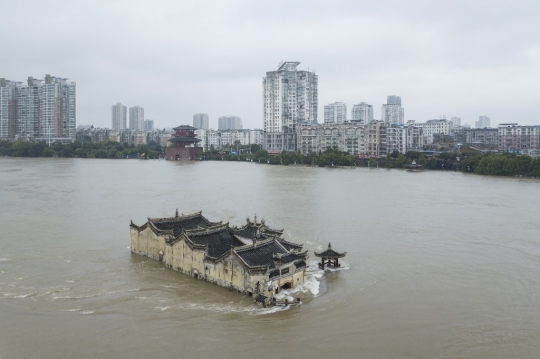 Penampakan Kuil Berusia 700 Tahun Nyaris Tenggelam di Wuhan