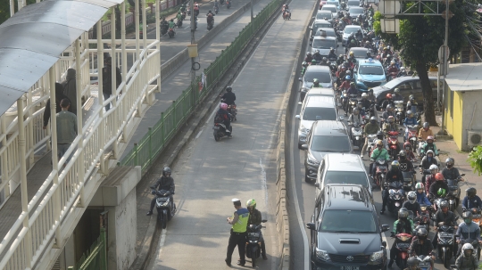 Aksi Polisi Tindak Pelanggar Lalu Lintas di Jalan Pasar Rumput