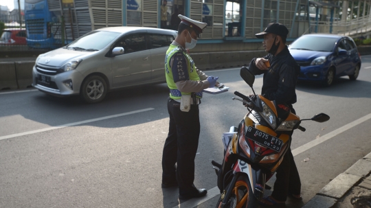 Aksi Polisi Tindak Pelanggar Lalu Lintas di Jalan Pasar Rumput