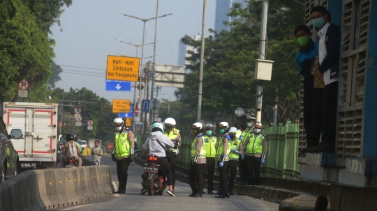 Aksi Polisi Tindak Pelanggar Lalu Lintas di Jalan Pasar Rumput