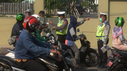 Aksi Polisi Tindak Pelanggar Lalu Lintas di Jalan Pasar Rumput