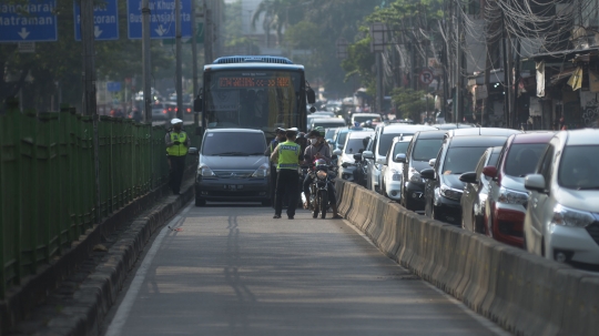 Aksi Polisi Tindak Pelanggar Lalu Lintas di Jalan Pasar Rumput