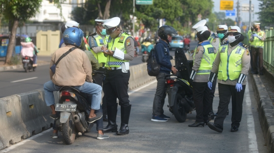 Aksi Polisi Tindak Pelanggar Lalu Lintas di Jalan Pasar Rumput