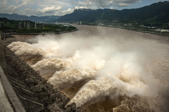 Melihat Dahsyatnya Semburan Air di Bendungan China