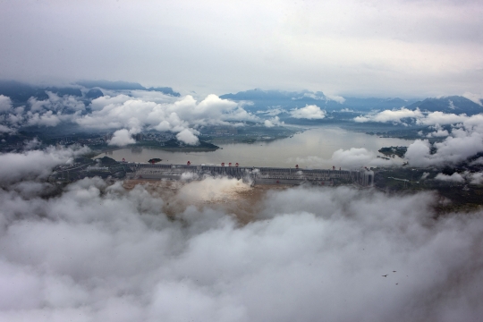 Melihat Dahsyatnya Semburan Air di Bendungan China