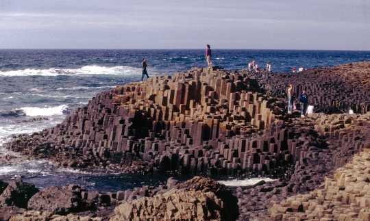 Keunikan Karang Segi Enam Giant's Causeway, Bekas Jembatan Buatan Raksasa di Irlandia