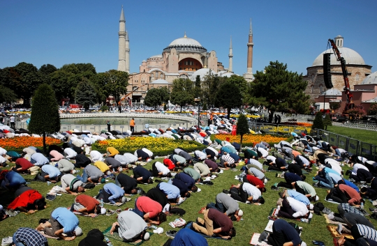 Momen Bersejarah Salat Jumat Pertama di Hagia Sophia Setelah 86 Tahun