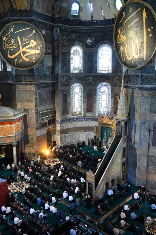 Momen Bersejarah Salat Jumat Pertama di Hagia Sophia Setelah 86 Tahun