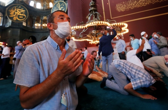 Momen Bersejarah Salat Jumat Pertama di Hagia Sophia Setelah 86 Tahun