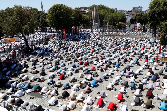 Momen Bersejarah Salat Jumat Pertama di Hagia Sophia Setelah 86 Tahun