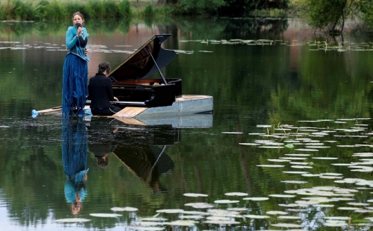 Aksi Pianis dan Penyanyi Prancis Unjuk Kebolehan Konser di Atas Danau