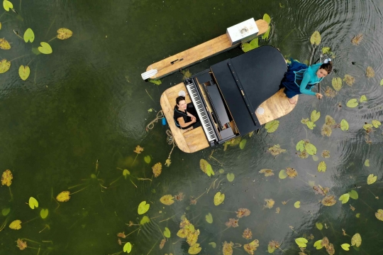 Aksi Pianis dan Penyanyi Prancis Unjuk Kebolehan Konser di Atas Danau