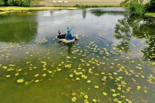 Aksi Pianis dan Penyanyi Prancis Unjuk Kebolehan Konser di Atas Danau