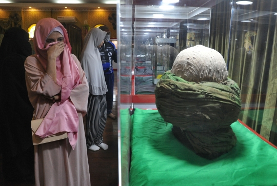 Tangis Pengunjung Menyaksikan Sorban Milik Nabi Muhammad SAW