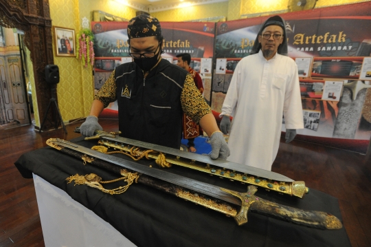 Tangis Pengunjung Menyaksikan Sorban Milik Nabi Muhammad SAW