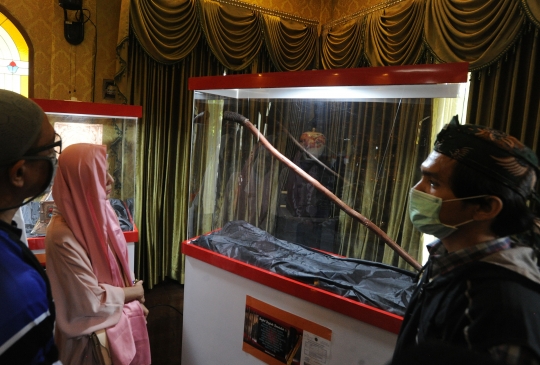 Tangis Pengunjung Menyaksikan Sorban Milik Nabi Muhammad SAW