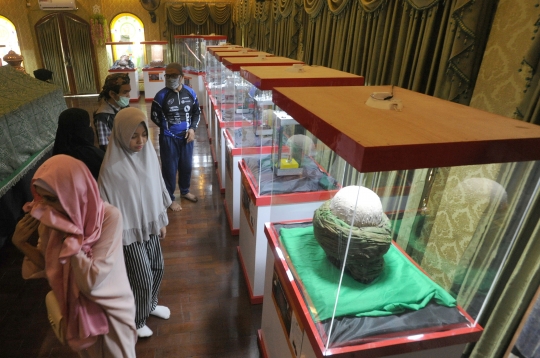 Tangis Pengunjung Menyaksikan Sorban Milik Nabi Muhammad SAW