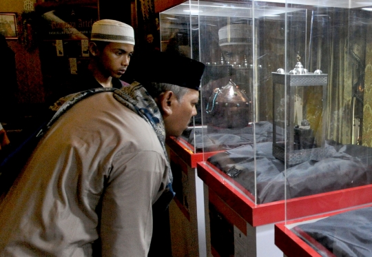 Tangis Pengunjung Menyaksikan Sorban Milik Nabi Muhammad SAW
