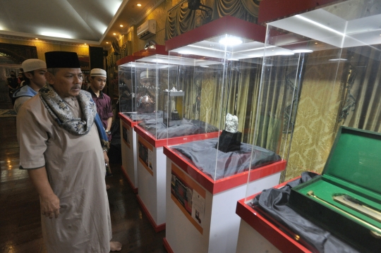 Tangis Pengunjung Menyaksikan Sorban Milik Nabi Muhammad SAW