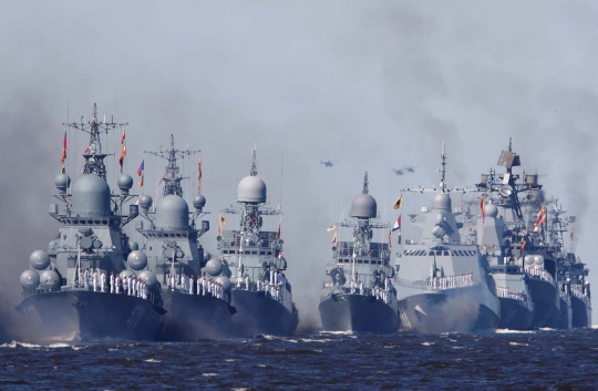 Melihat Deretan Kapal Perang Rusia Saat Parade Hari Angkatan Laut