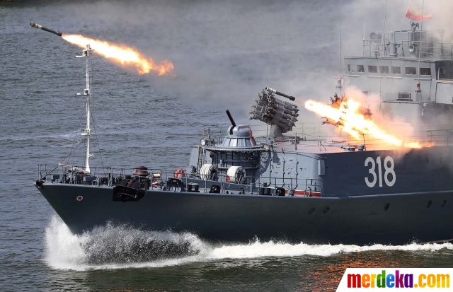 Foto Melihat Deretan Kapal Perang Rusia Saat Parade Hari 