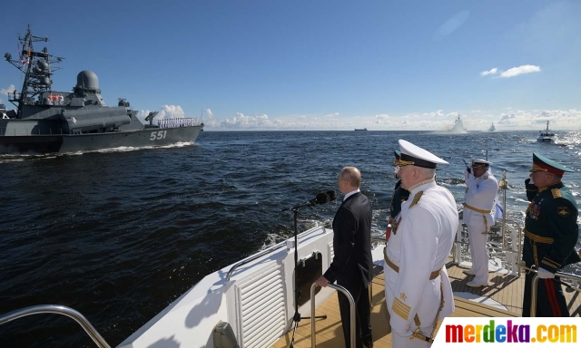 Foto Presiden Putin Hadiri Parade Hari Angkatan  Laut  