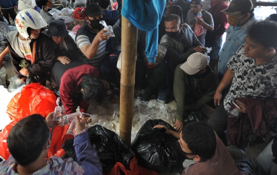 Tak Ada Jaga Jarak, Pengunjung Berdesakan di Pasar Ikan Hias Parung