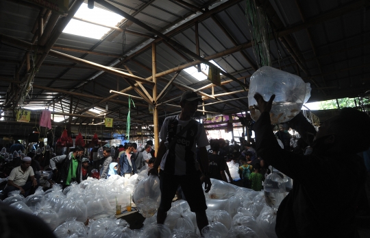 Tak Ada Jaga Jarak, Pengunjung Berdesakan di Pasar Ikan Hias Parung