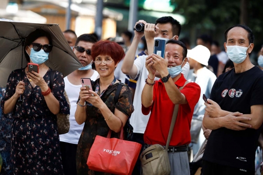 Penutupan Konsulat AS di Chengdu Jadi Tontonan Warga