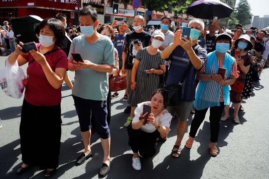 Penutupan Konsulat AS di Chengdu Jadi Tontonan Warga