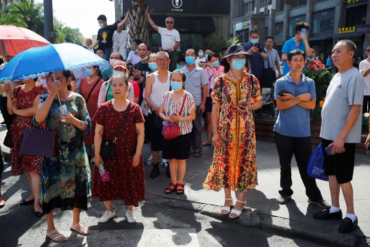 Penutupan Konsulat AS di Chengdu Jadi Tontonan Warga