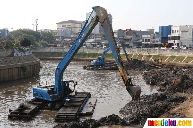 Foto Cegah Sedimentasi Endapan Di Sungai Ciliwung Dikeruk Merdeka Com