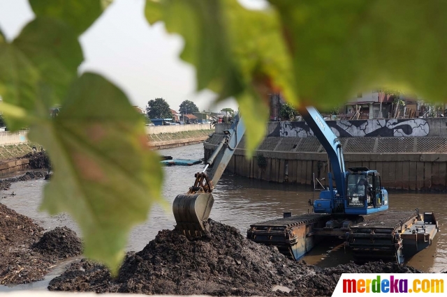 Foto Cegah Sedimentasi Endapan Di Sungai Ciliwung Dikeruk Merdeka Com