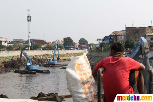 Foto Cegah Sedimentasi Endapan Di Sungai Ciliwung Dikeruk Merdeka Com