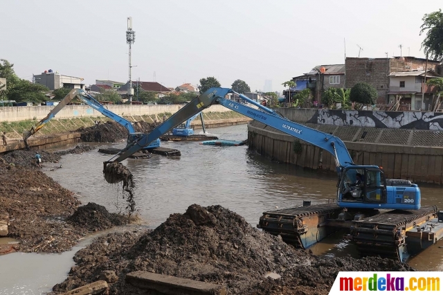 Foto Cegah Sedimentasi Endapan Di Sungai Ciliwung Dikeruk Merdeka Com