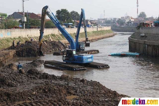 Foto Cegah Sedimentasi Endapan Di Sungai Ciliwung Dikeruk Merdeka Com