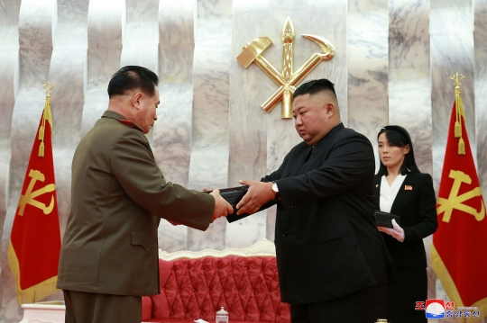 Gaya Kim Jong-un dan Jenderal Korut Berpose Bawa Pistol