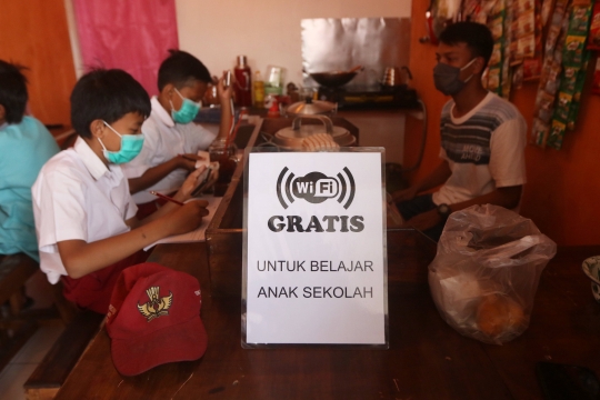 Warkop di Tangsel Sediakan WiFi Gratis untuk Belajar Online