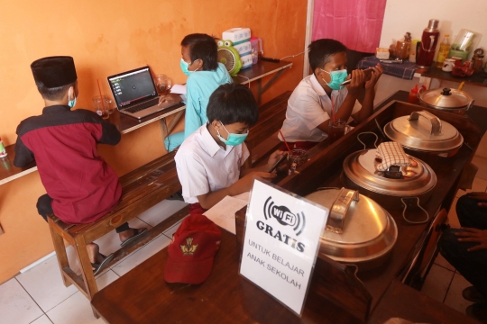Warkop di Tangsel Sediakan WiFi Gratis untuk Belajar Online