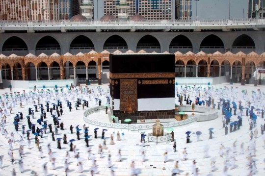 Jemaah Haji Tawaf Keliling Kabah dengan Jaga Jarak